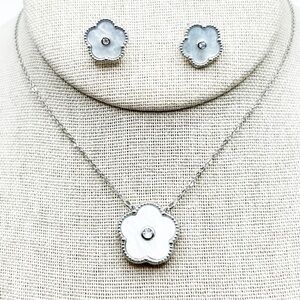 NWOT stainless steel mother of pearl clover set, adjustable 18”